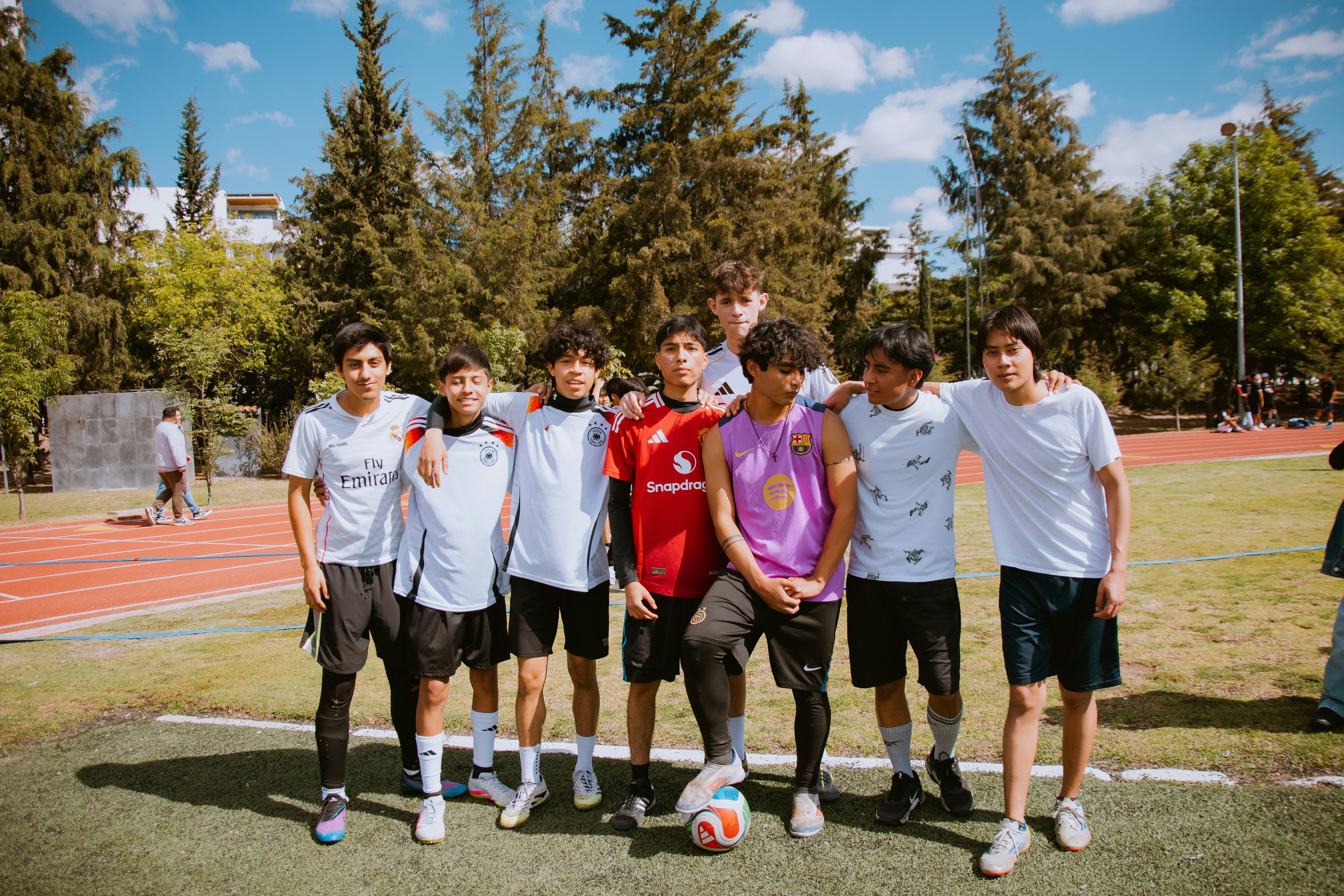 38岁梅西创造历史！50岁贝克汉姆赢麻了：0元签下球王，3年夺3冠