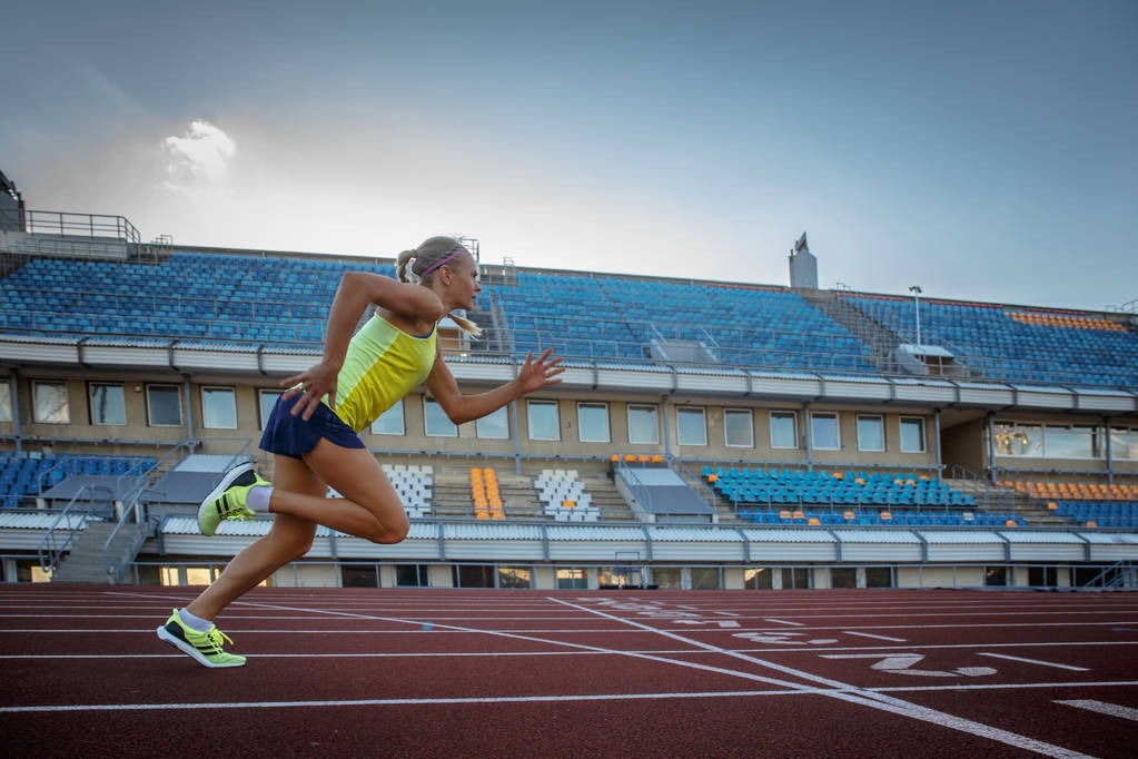 湖人詹姆斯关键三分锁定胜利